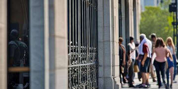 物业为什么把保安外包了？
